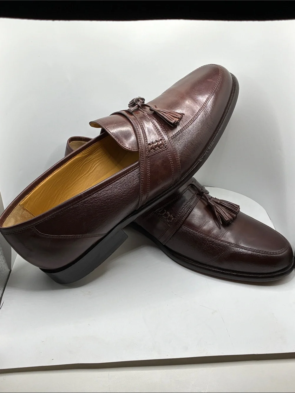 JOHNSON AND MURPHY MEN OXFORD  SIZE 10 M. BROWN/ LEATHER TASSEL DESIGN